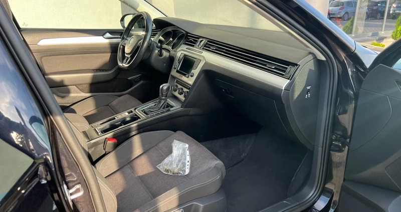 Volkswagen Passat cena 53900 przebieg: 230000, rok produkcji 2016 z Leżajsk małe 191